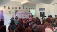 Kepala Divisi Funding BPRS Bhakti Sumekar, Ida Sofiyati, saat memberikan materi literasi keuangan kepada siswa.