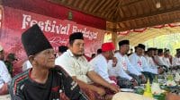 Masyarakat saat makan bersama dalam pagelaran Rokat Tase di Masalembu.