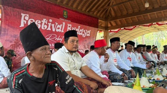 Masyarakat saat makan bersama dalam pagelaran Rokat Tase di Masalembu.