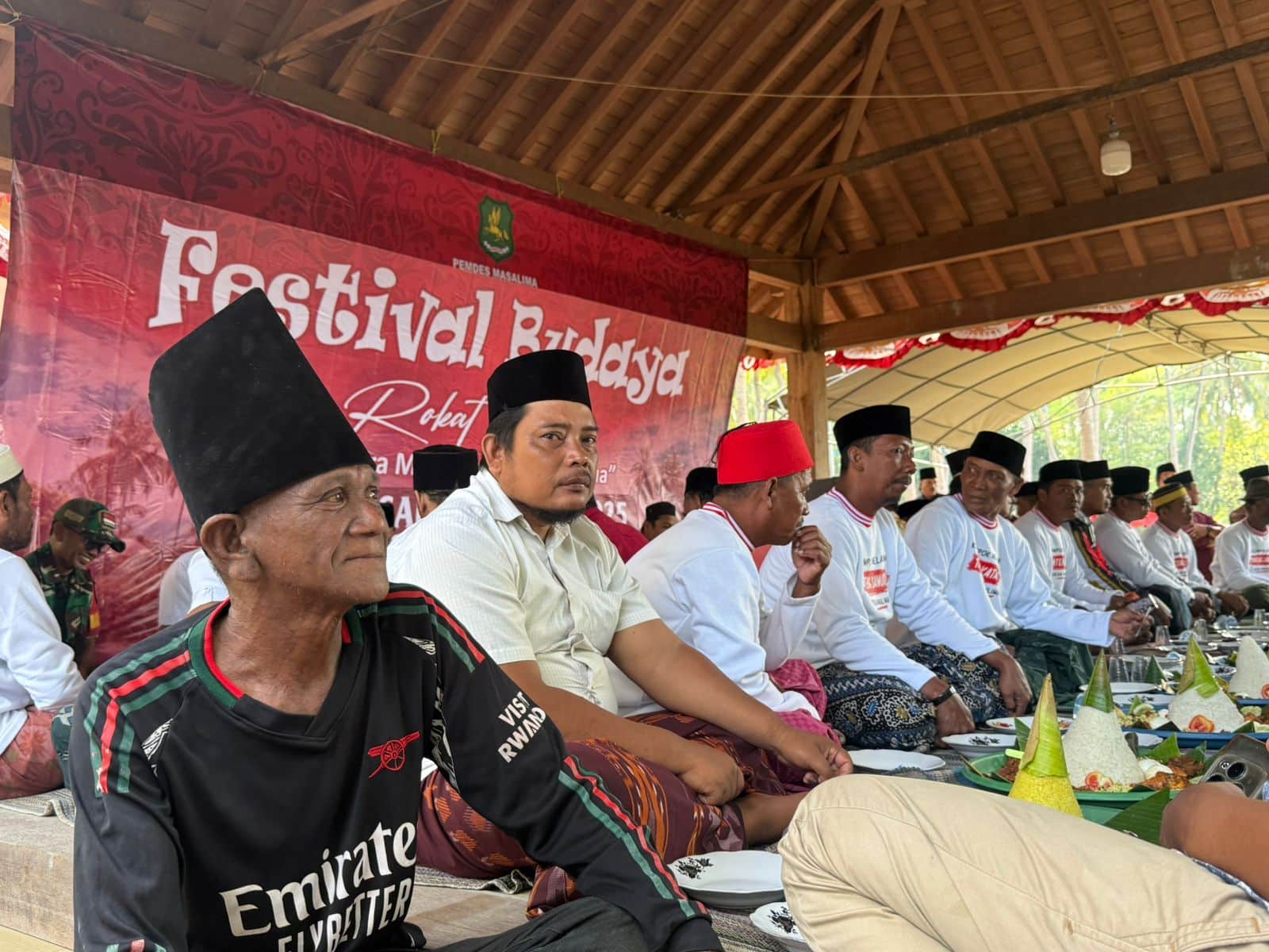 Masyarakat saat makan bersama dalam pagelaran Rokat Tase di Masalembu.