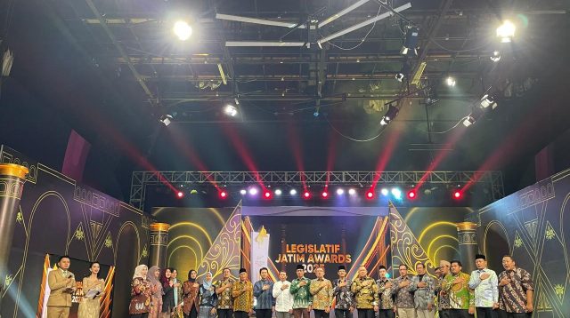 Foto bersama para penerima penghargaan Legislatif Jatim Awards 2025 usai acara.