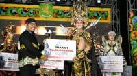 Bupati Fauzi memberikan hadiah kepada pemenang MEC 2025.