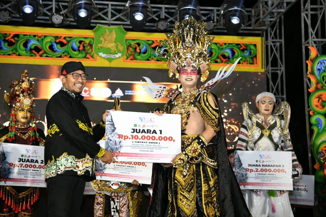 Bupati Fauzi memberikan hadiah kepada pemenang MEC 2025.