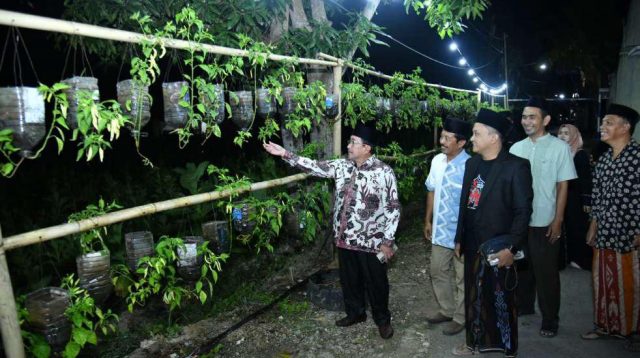 Wakil Bupati Sumenep, KH Imam Hasyim didampingi warga RT 002/RW 007 Desa Kolor, saat panen perdana Kampoeng Cabe.