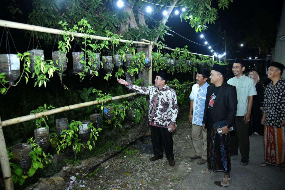 Wakil Bupati Sumenep, KH Imam Hasyim didampingi warga RT 002/RW 007 Desa Kolor, saat panen perdana Kampoeng Cabe.
