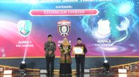 Wabup Sumenep saat menerima penghargaan di Fesyar Jatim 2025.