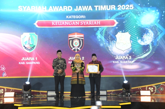 Wabup Sumenep saat menerima penghargaan di Fesyar Jatim 2025.