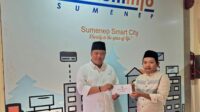 Rusydiyono, Ketua DPC PWRI Sumenep saat menyalurkan donasi untuk korban gempa Sapudi.