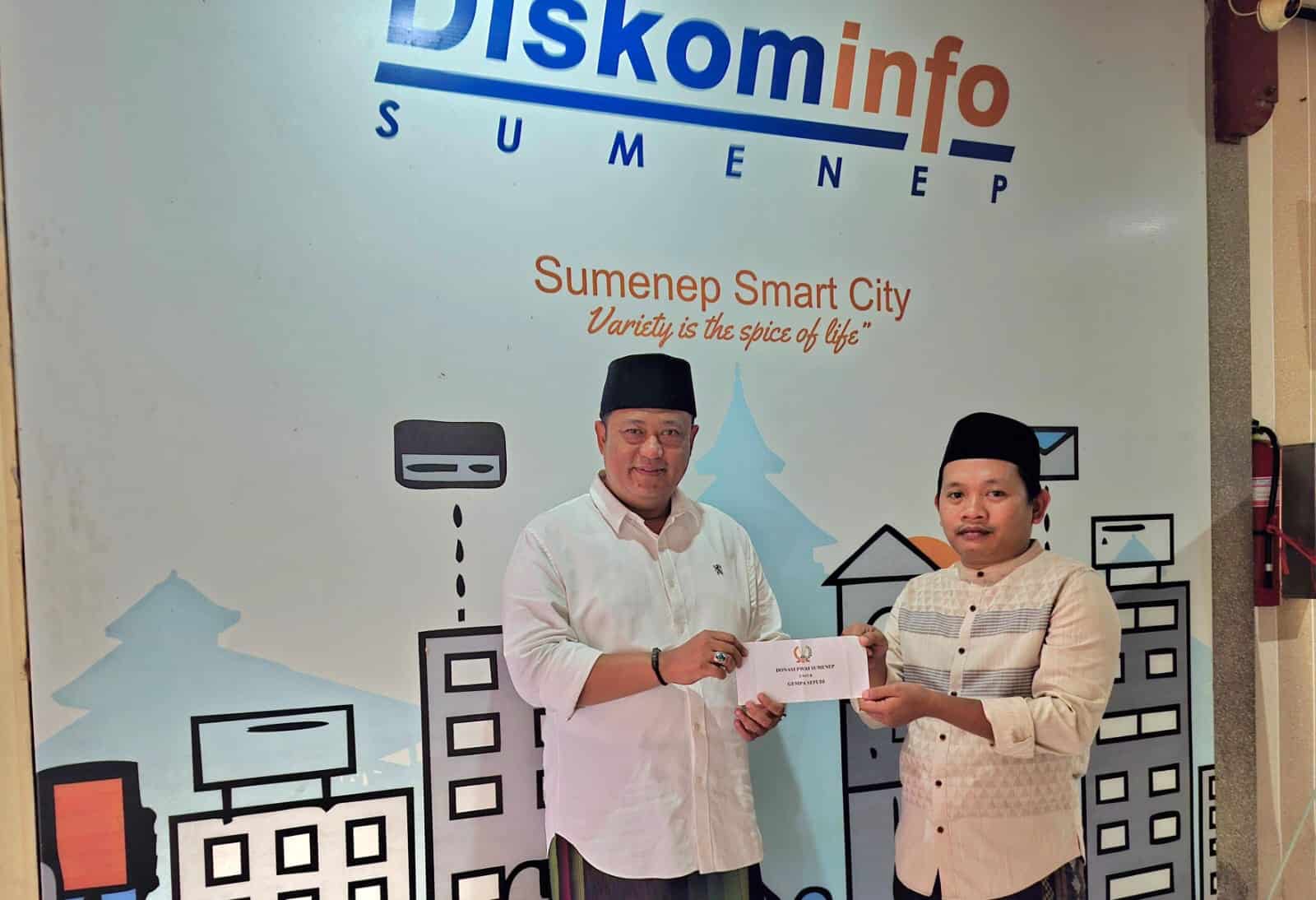 Rusydiyono, Ketua DPC PWRI Sumenep saat menyalurkan donasi untuk korban gempa Sapudi.