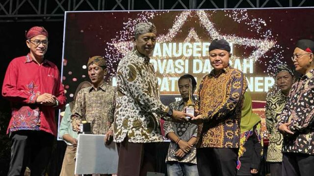 Hizbul Wathan, Kabag Hukum Setdakab Sumenep saat menerima penghargaan juara Inovasi tata kelola pemerintahan.