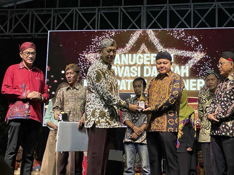 Hizbul Wathan, Kabag Hukum Setdakab Sumenep saat menerima penghargaan juara Inovasi tata kelola pemerintahan.