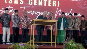 Ketua Banggar DPR RI, Said Abdullah Menandatangani Prasasti Tanda Ditesmikannya Said Abdullah Sport Center di UTM Bangkalan.