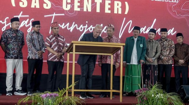 Ketua Banggar DPR RI, Said Abdullah Menandatangani Prasasti Tanda Ditesmikannya Said Abdullah Sport Center di UTM Bangkalan.