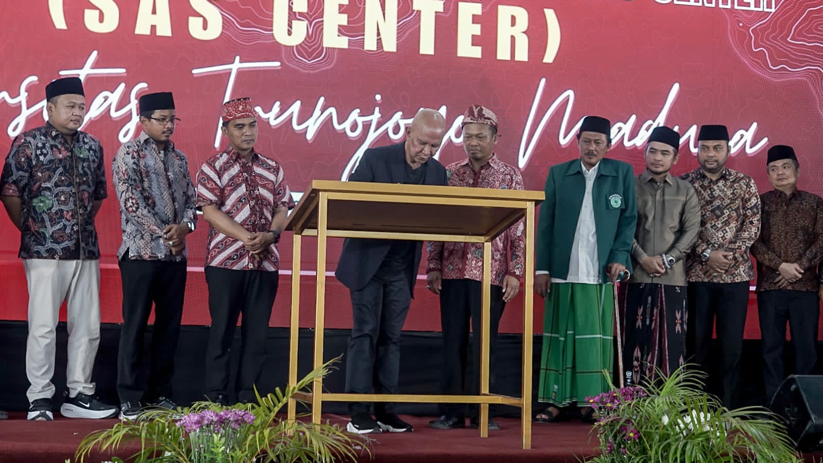 Ketua Banggar DPR RI, Said Abdullah Menandatangani Prasasti Tanda Ditesmikannya Said Abdullah Sport Center di UTM Bangkalan.