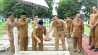 Wabup Sumenep, KH. Imam Hasyim, saat memimpin prosesi tabur bunga di TMP Sumenep.