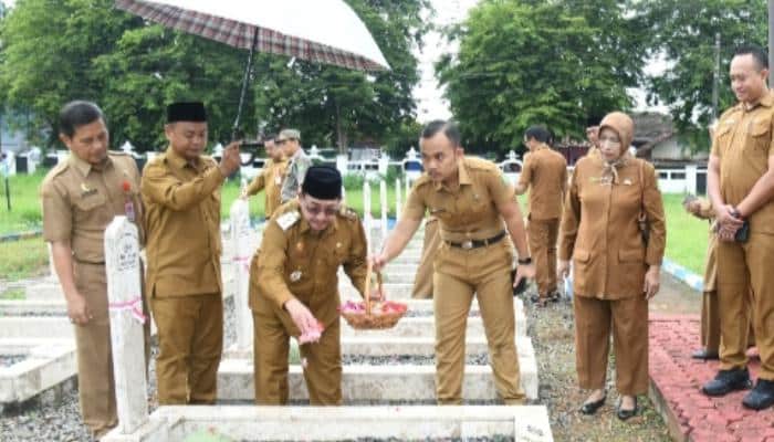 Wabup Sumenep, KH. Imam Hasyim, saat memimpin prosesi tabur bunga di TMP Sumenep.