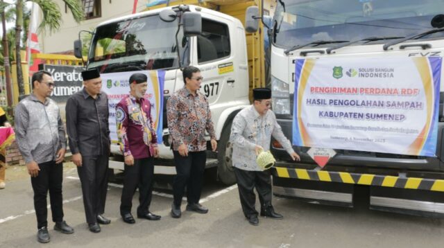 Seremonial pelepasan RDFdi depan Pendopo Agung Keraton Sumenep.