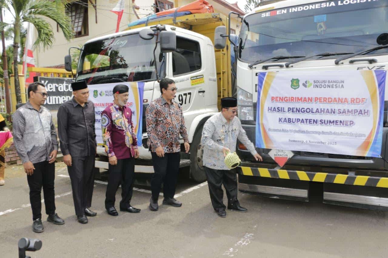 Seremonial pelepasan RDFdi depan Pendopo Agung Keraton Sumenep.