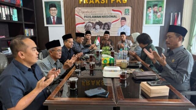 Tasyakuran atas penganugerahan Pahalawan Nasional 2025 di ruang FPKB DPRD Sumenep.
