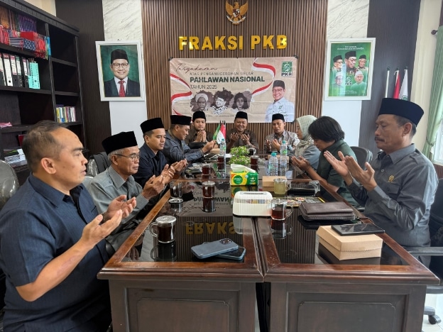 Tasyakuran atas penganugerahan Pahalawan Nasional 2025 di ruang FPKB DPRD Sumenep.