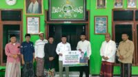 Penyaluran dana hibah untuk LTN PCNU Sumenep oleh Rasidi.