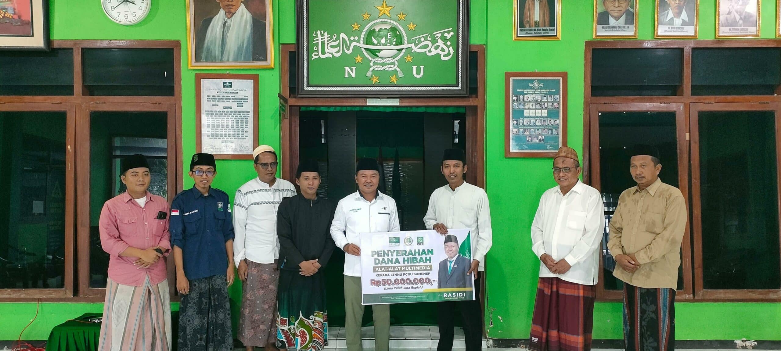 Penyaluran dana hibah untuk LTN PCNU Sumenep oleh Rasidi.