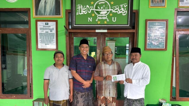 Rasidi, Ketua Fraksi PKB DPRD Sumenep saat menyerahkan koin Konfercab NU.