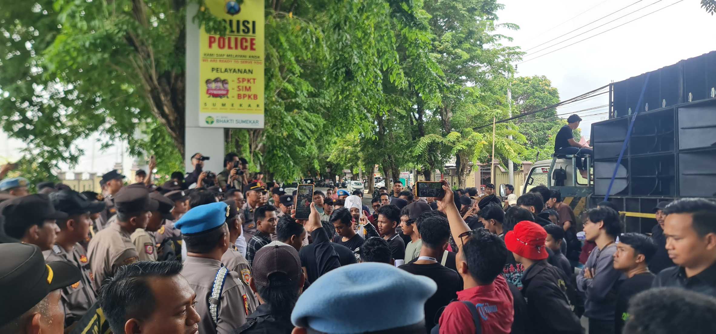 Aliansi Aktivis Sumenep saat menggelar aksi demonstrasi di Mapolres Sumenep.