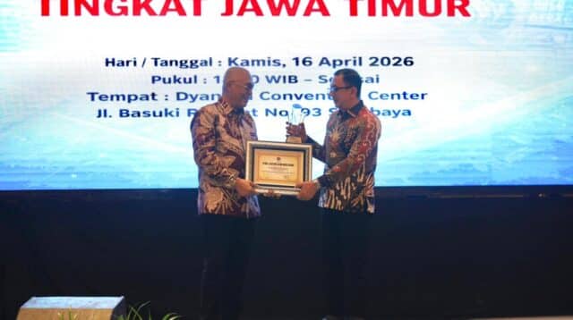 Foto : Sekretaris DPD PDI Perjuangan Jawa Timur, Deni Wicaksono, saat penerima penghargaan dari PWI Jatim menggantikan Said Abdullah.