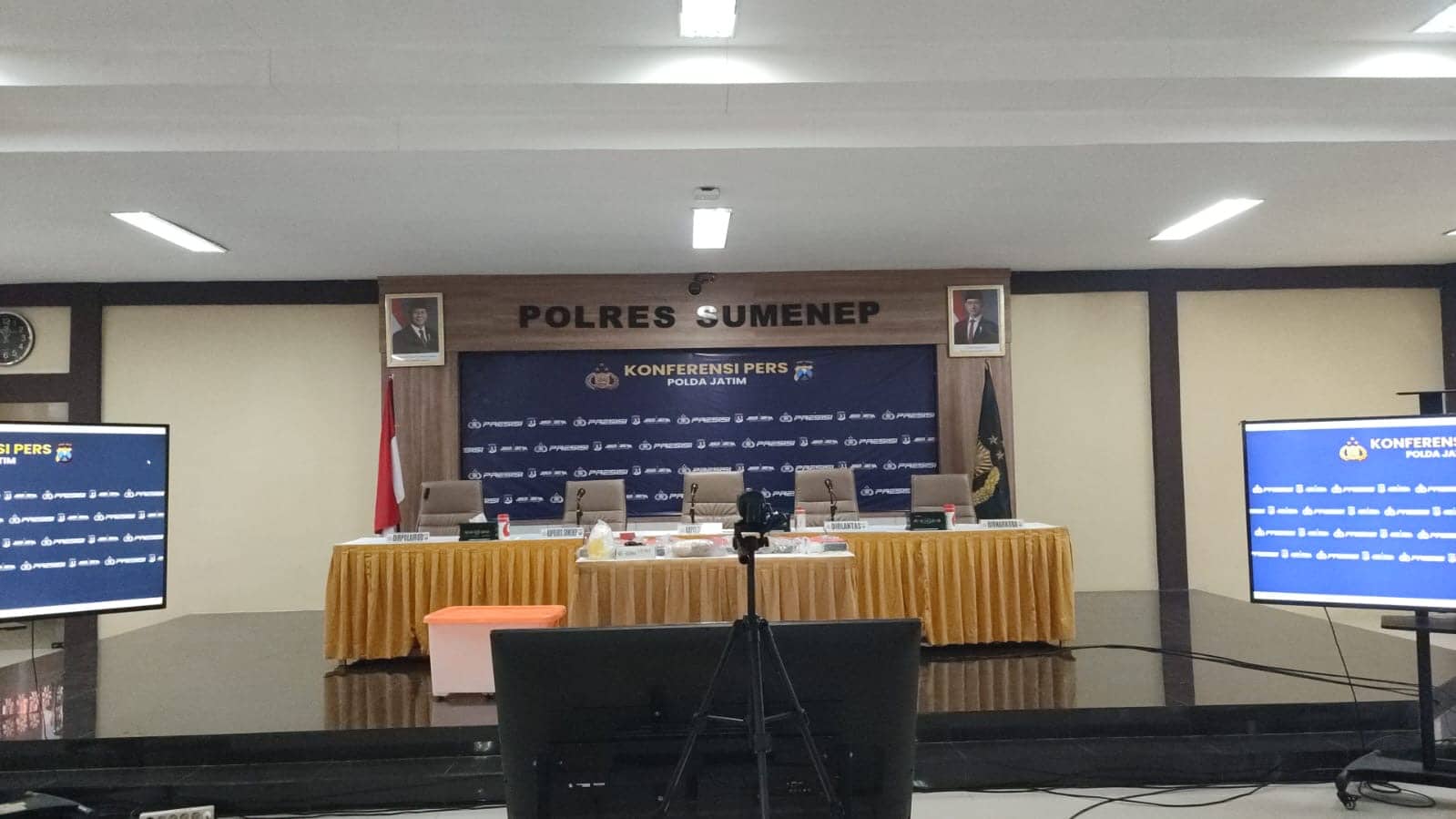 Foto : Suasana di ruangan yang akan dijadikan tempat konfrensi pers penemuan barang diduga kokain.