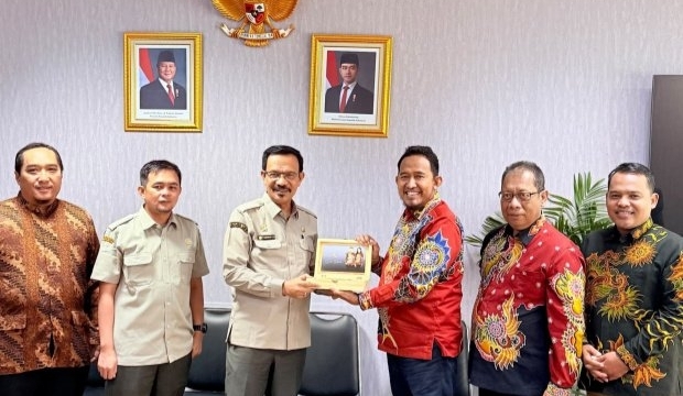 CREATOR: gd-jpeg v1.0 (using IJG JPEG v62), quality = 100 Bupati Fauzi Memberikan Cinderamata ke Pihak Kementerian Pertanian RI