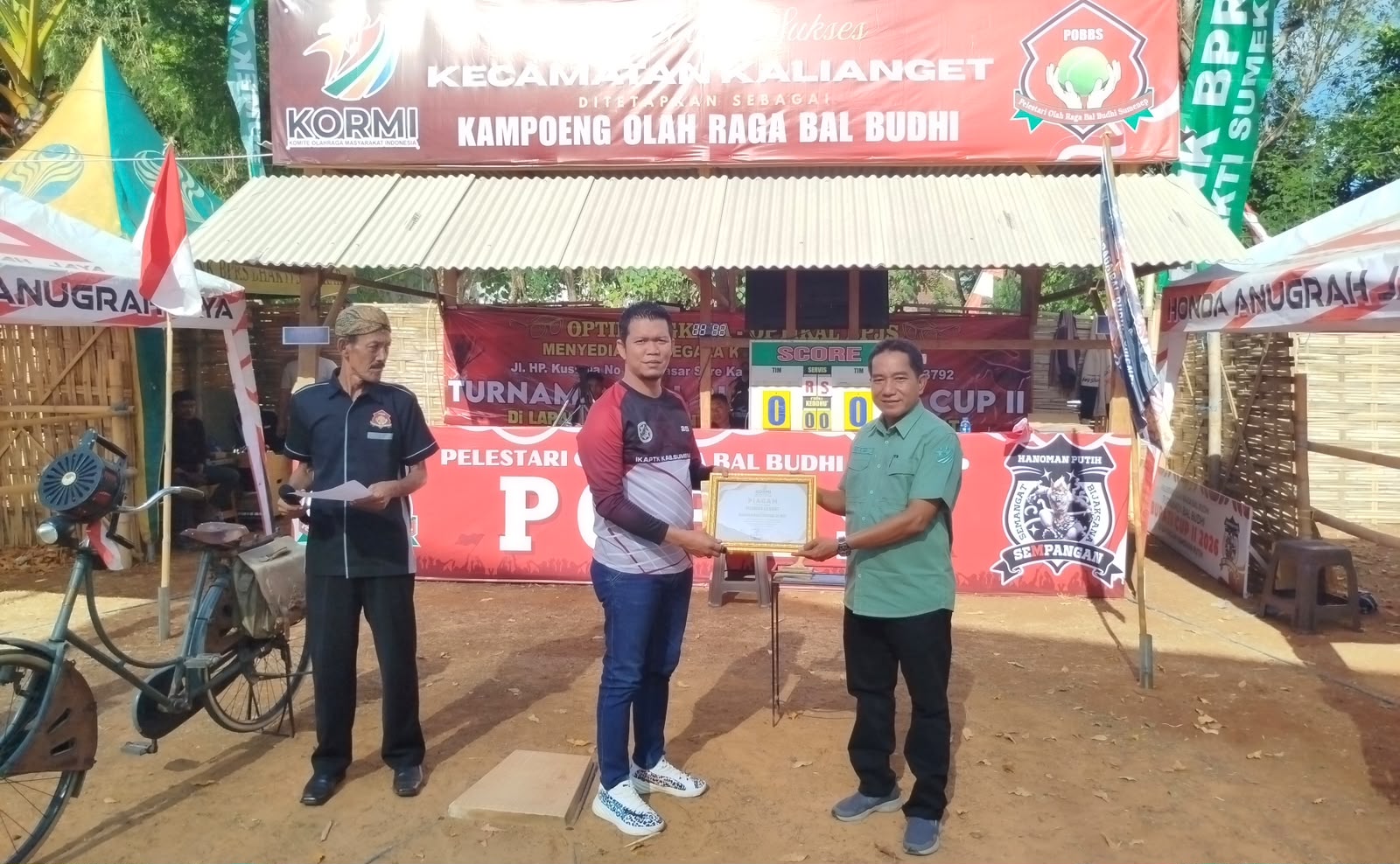Ketua KORMI Sumenep Memberikan Piagam Kampung Bal Budhi ke Camata Kalianget. Ketua KORMI Sumenep Memberikan Piagam Kampung Bal Budhi ke Camata Kalianget.