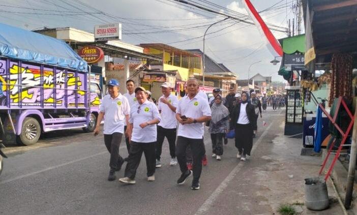 Wakil Bupati Sumenep, Didampingi Dirut BPRS dan Jajaran saat Pelaksanaan JJS HUT ke-81 RI. Wakil Bupati Sumenep, Didampingi Dirut BPRS dan Jajaran saat Pelaksanaan JJS HUT ke-81 RI.
