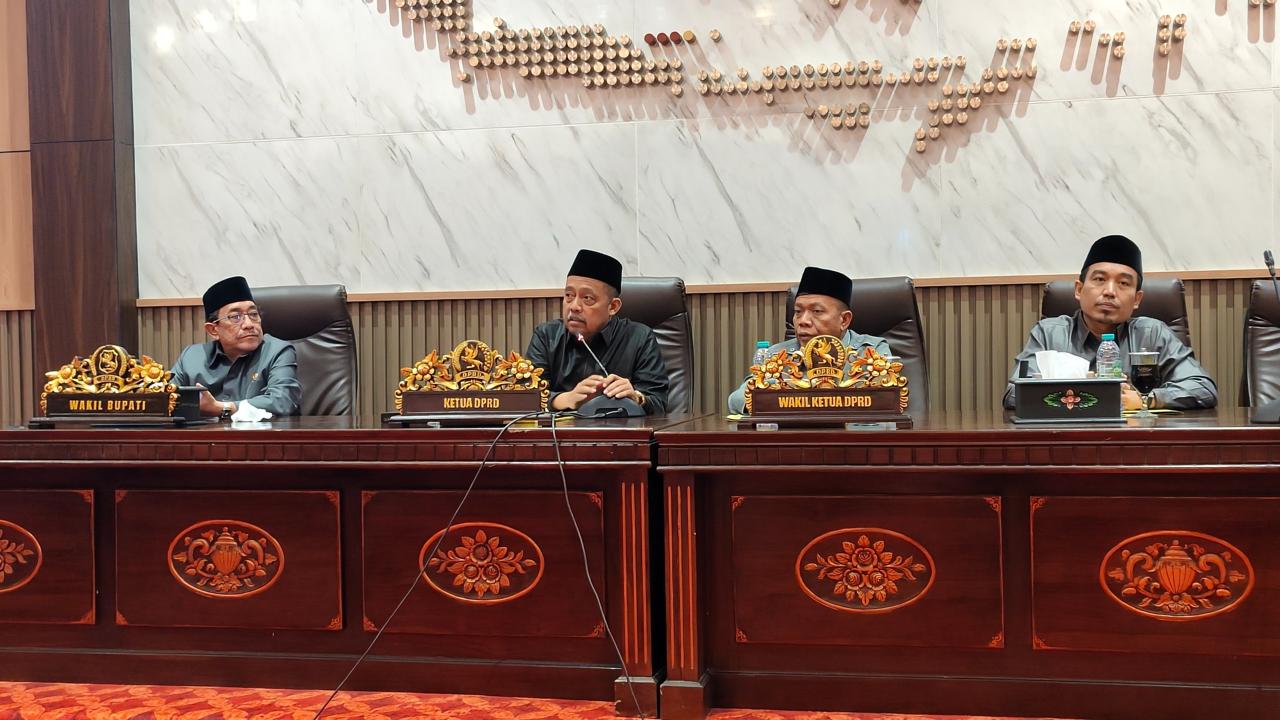 WhatsApp Image 2026-08-18 at 08.28.01 Pimpinan DPRD bersama Wabup Sumenep di Rapar Paripurna Laporan KUA-PPAS Perubahan 2026.