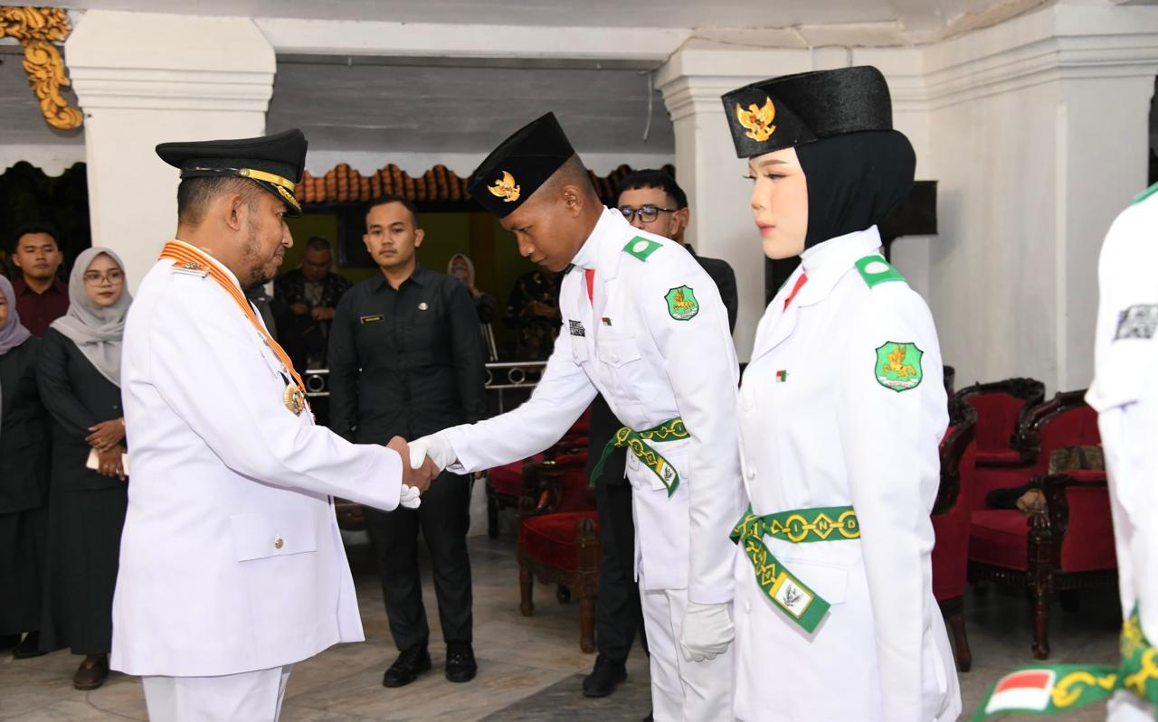 WhatsApp Image 2026-08-18 at 09.04.44 Bupati Fauzi saat mengukuhkan anggota Paskibraka Kabupaten Sumenep 2026 di Pendopo Agung Keraton Sumenep.