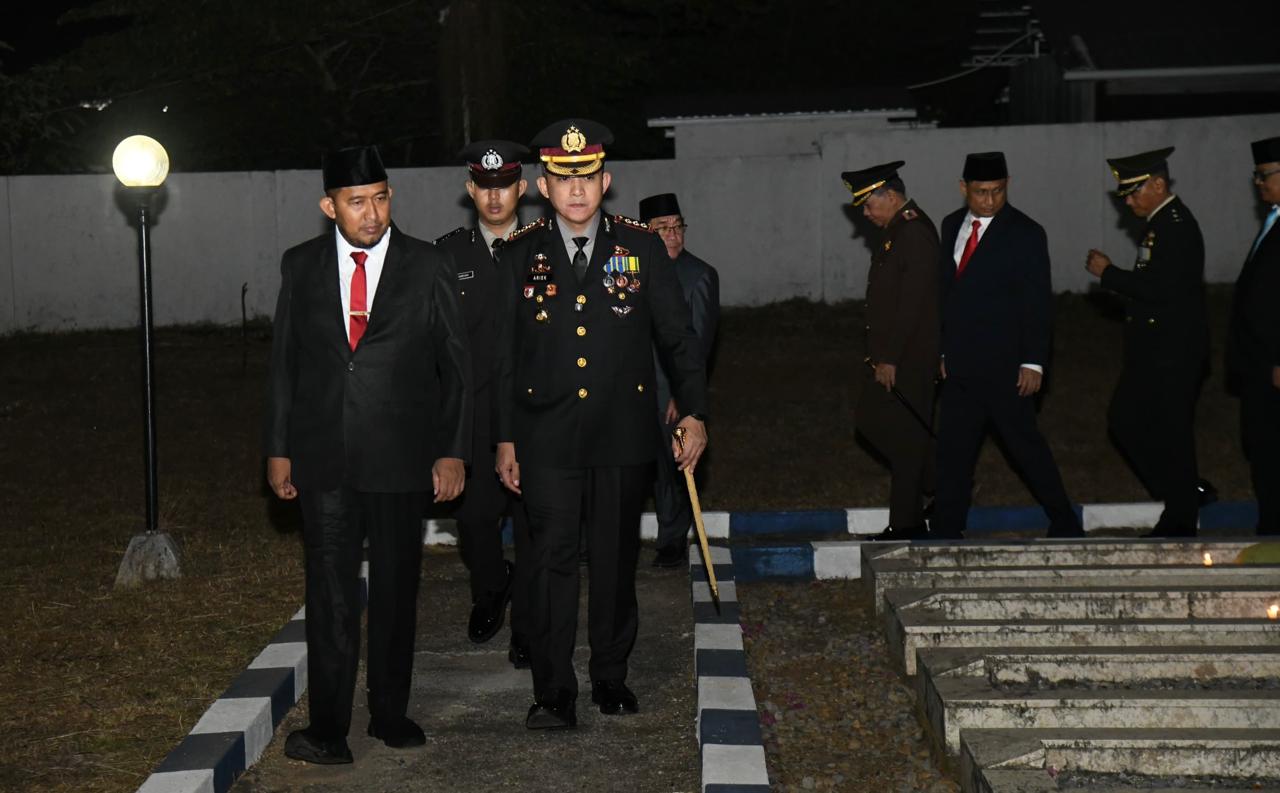 WhatsApp Image 2026-08-18 at 09.15.33 Bupati Fauzi bersama Jajaran Forkopimda saat Melakukan Renungan Suci di Taman Makam Pahlawan Jokotole Sumenep.