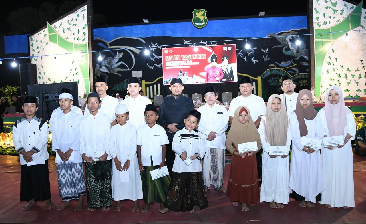 WhatsApp Image 2026-08-20 at 12.02.17 Bupati Sumenep bersama Forkopimda Foto Bersama Anak Yatim Usai Pemberian Santunan pada Acara Syukuran HUT ke- 81 RI.